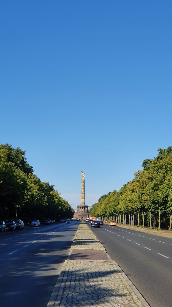 Siegessäule Berlin Goldelse im Tiergarten – Außenansicht bei Sonnenschein