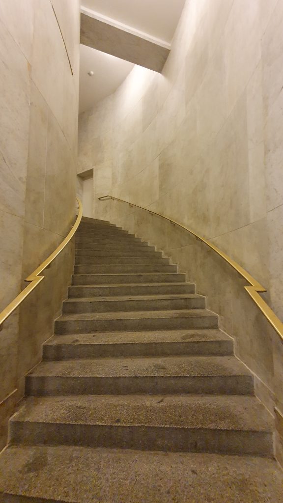 Enge Wendeltreppe in der Siegessäule Berlin – Aufstieg zur Aussichtsplattform