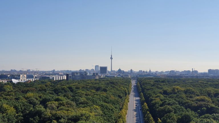 Siegessäule Berlin Goldelse im Tiergarten – Außenansicht bei Sonnenschein