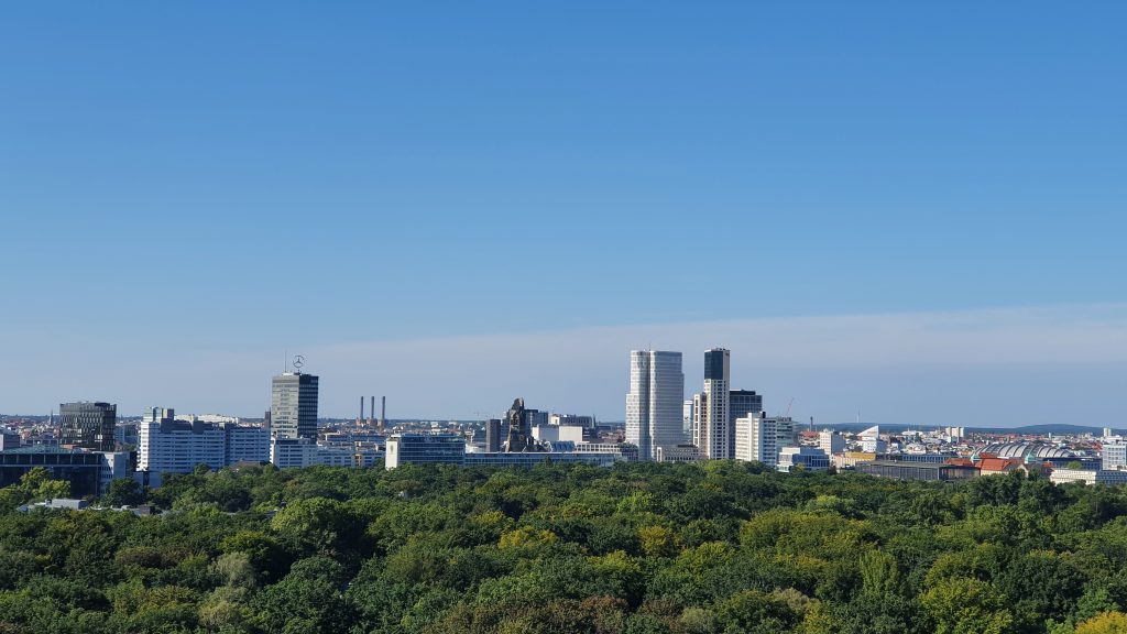 Siegessäule Berlin Goldelse im Tiergarten – Außenansicht bei Sonnenschein