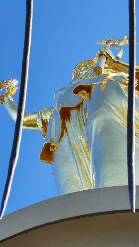 Siegessäule Berlin Goldelse im Tiergarten – Außenansicht bei Sonnenschein