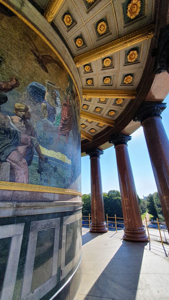 Siegessäule Berlin Goldelse im Tiergarten – Außenansicht bei Sonnenschein