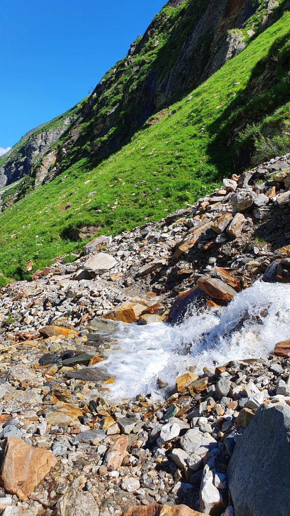 Wanderung planen: Auch wir haben unsere Grenzen unterschätzt

Bei unserem ersten Urlaub im alpinen Gelände waren wir selbst überhaupt nicht richtig vorbereitet.

Wir hatten uns damals überschätzt und sind ziemlich schnell an unsere Grenzen gekommen. Die Tour sah auf dem Plan gar nicht so schlimm aus, am Ende waren es aber über 20 Kilometer – fast komplett in der Sonne. Gerade die Hitze hat uns damals extrem viel Kraft gekostet.

Irgendwann waren wir einfach nur noch froh, dass uns ein Landwirt das letzte Stück zum nächsten Bahnhof mitgenommen hat.

Heute können wir darüber lachen, aber genau solche Erfahrungen zeigen, wie wichtig das richtige Wanderung planen ist, besonders in den Bergen.