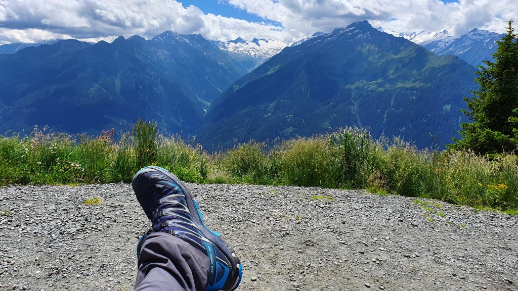 Wanderschuhe auf einem Wanderweg im Gebirge