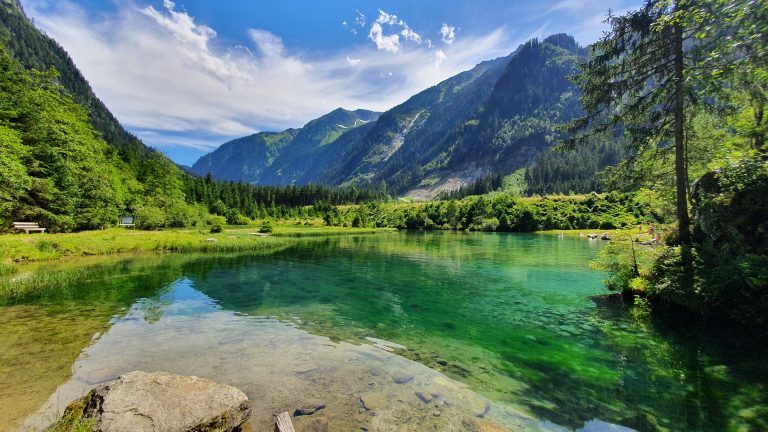 Wanderung in den Alpen bei starker Sonne