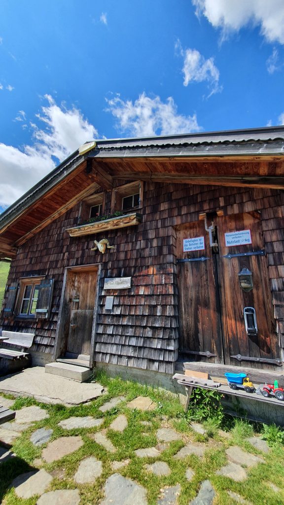 Wanderkleidung mit leichter Wanderhose in den Bergen