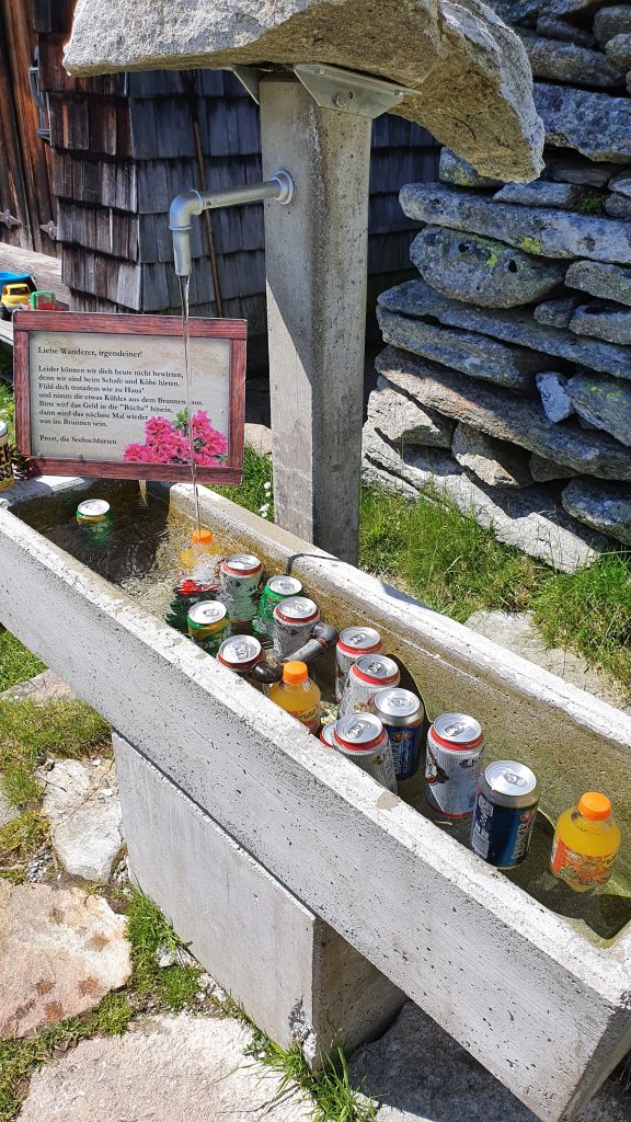 Wanderkleidung mit leichter Wanderhose in den Bergen