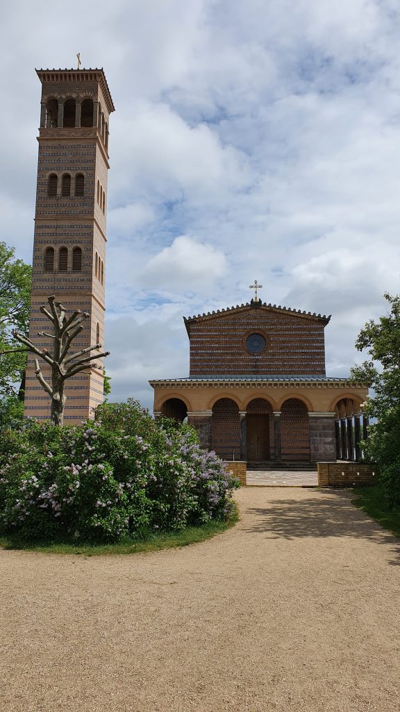Sitzplatz an der Heilandskirche mit Blick Richtung Potsdam