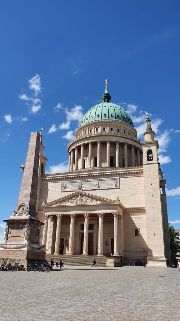 Innenstadt von Potsdam mit historischen Gebäuden und Straßen