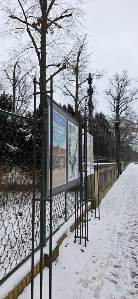 Spazierweg vom Bahnhof in Richtung Park Sanssouci in Potsdam