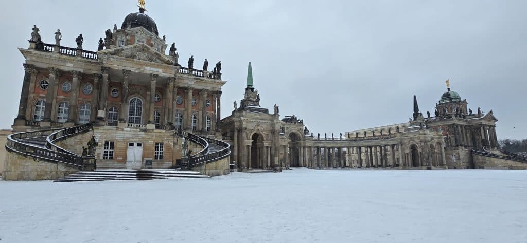Neues Palais im Park Sanssouci mit großer Parkanlage in Potsdam
