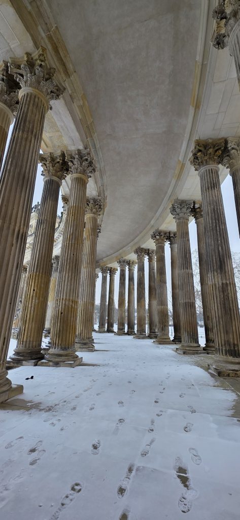 Kolonnade hinter dem Neuen Palais mit Triumphtor in Potsdam