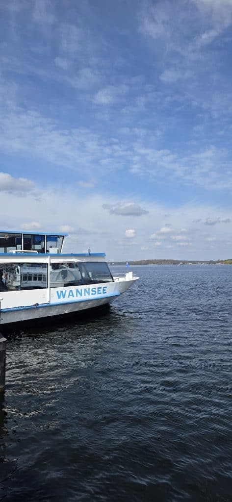 Wannsee Kladow Spaziergang mit der Fähre auf dem Wannsee Richtung Kladow bei Berlin