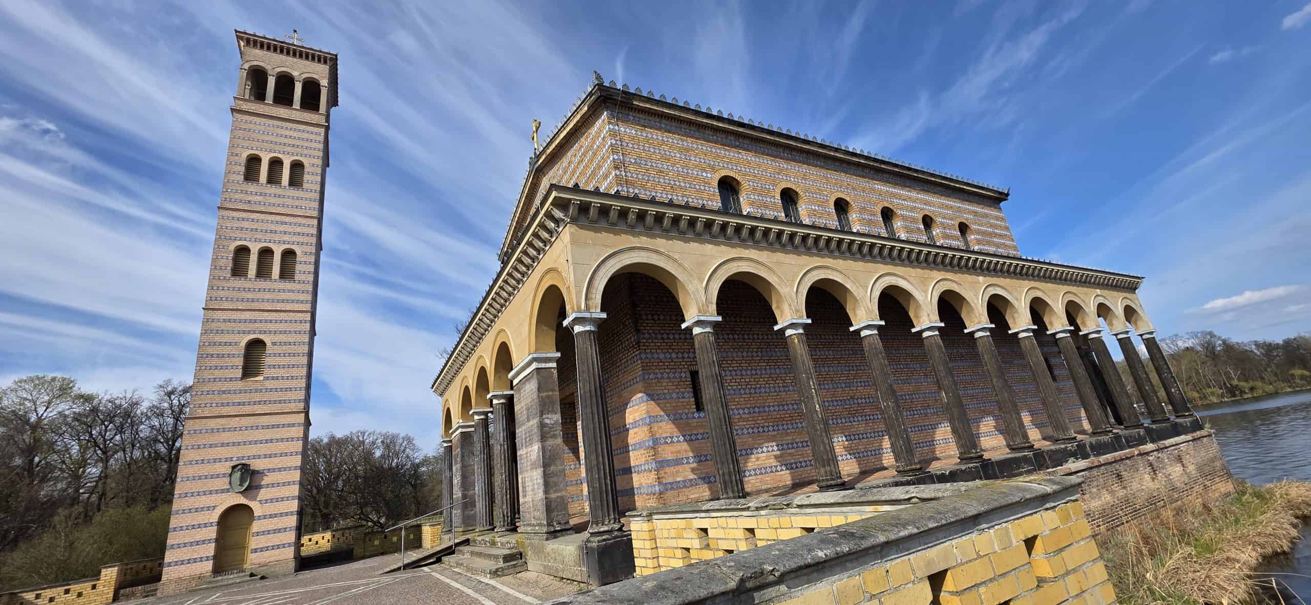 Heilandskirche Sacrow als Ziel vom Wannsee Kladow Spaziergang direkt an der Havel