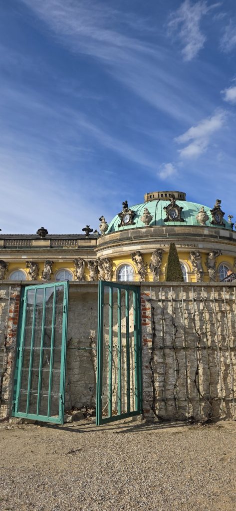 Terrassen vom Schloss Sanssouci bei Sonnenschein in Potsdam