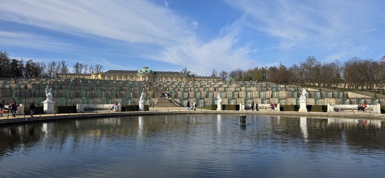 Schloss Sanssouci mit Gartenanlagen im Park Sanssouci in Potsdam