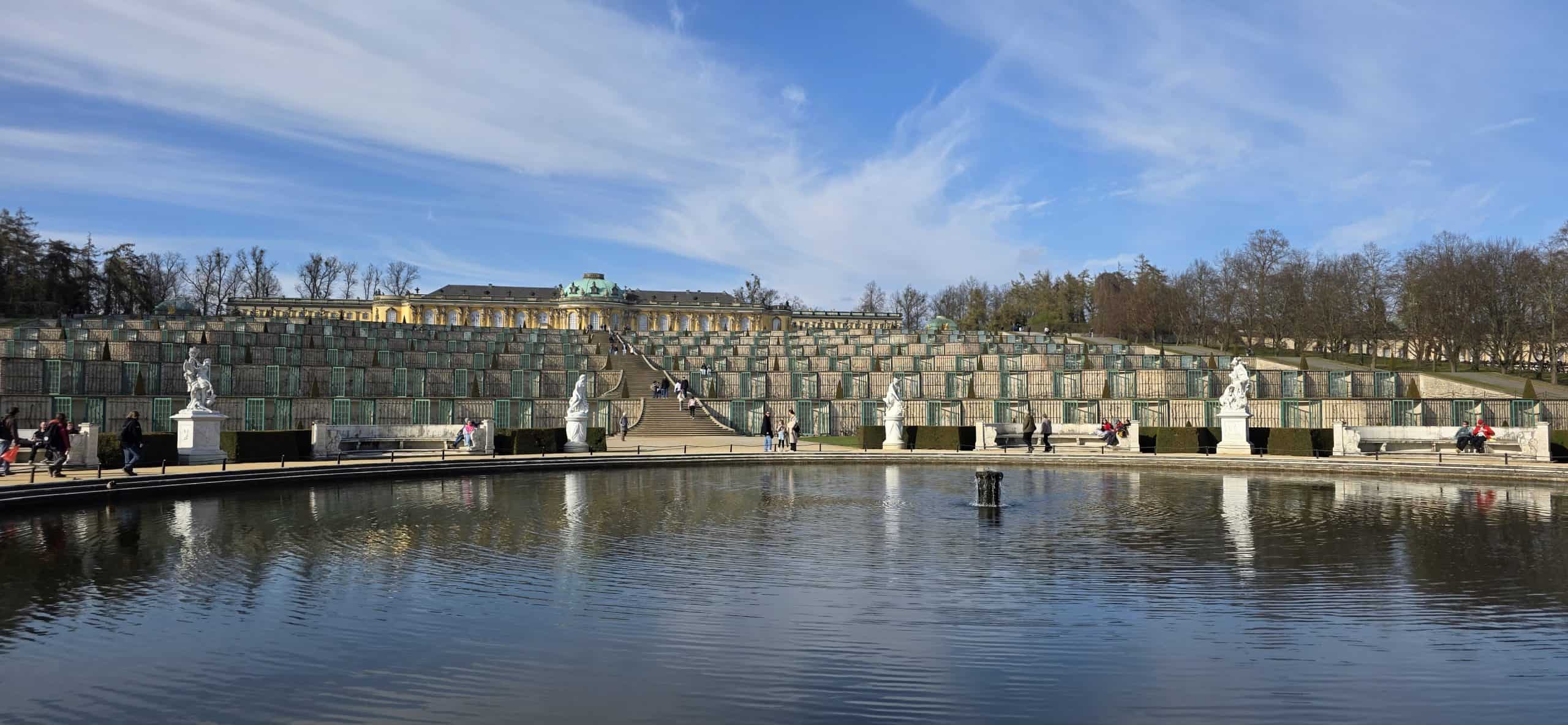 Schloss Sanssouci mit Gartenanlagen im Park Sanssouci in Potsdam