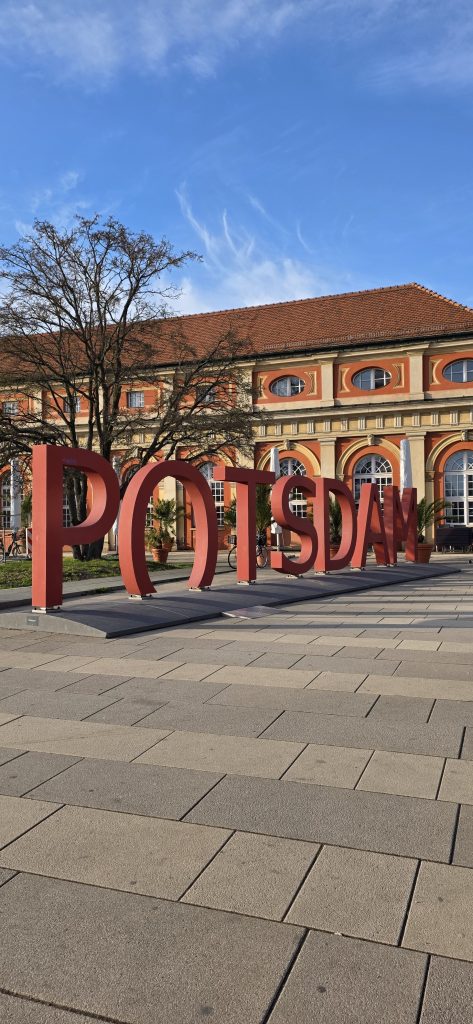 Innenstadt von Potsdam mit historischen Gebäuden und Straßen