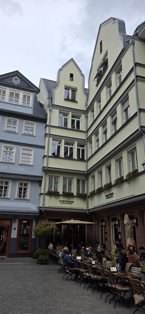 Altstadtplatz Römerberg in Frankfurt mit historischen Gebäuden