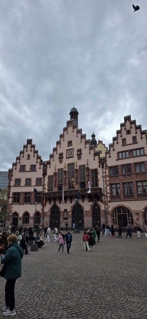 Frankfurt am Main Kurztrip: Erste Erkundung der Innenstadt
Unser erster Weg führte uns mit der S-Bahn Richtung Hauptwache, einem zentralen Punkt der Frankfurter Innenstadt.
Von dort aus sind wir zum Frankfurter Dom Frankfurter Kaiserdom St. Bartholomäus gelaufen. Der Dom gehört zu den wichtigsten Sehenswürdigkeiten der Stadt und zeigt deutlich die historische Seite Frankfurts.