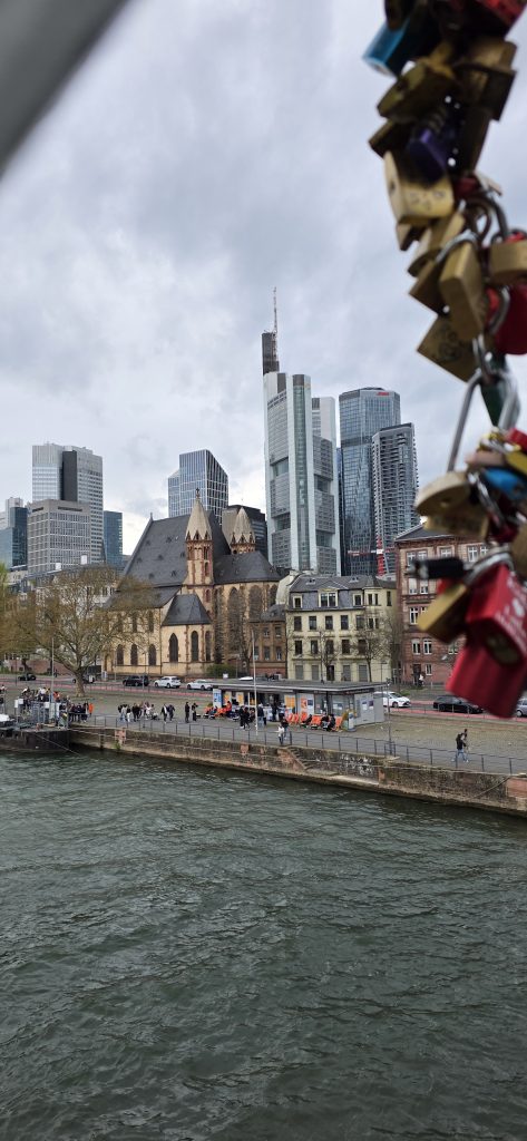 Fußgängerbrücke über den Main mit Blick auf die Frankfurter Skyline