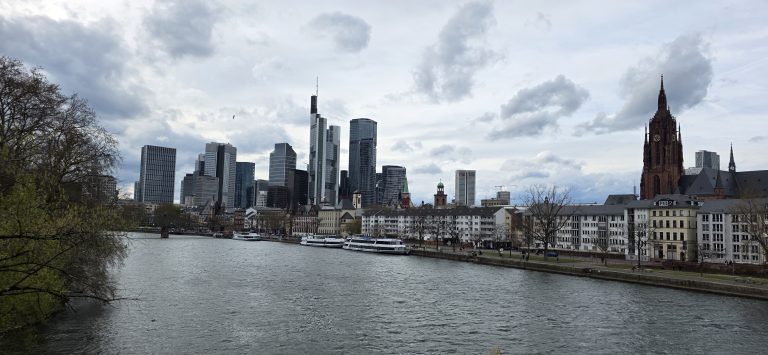 Rhein-Main Reise-Serie Skyline Frankfurt am Main am Abend