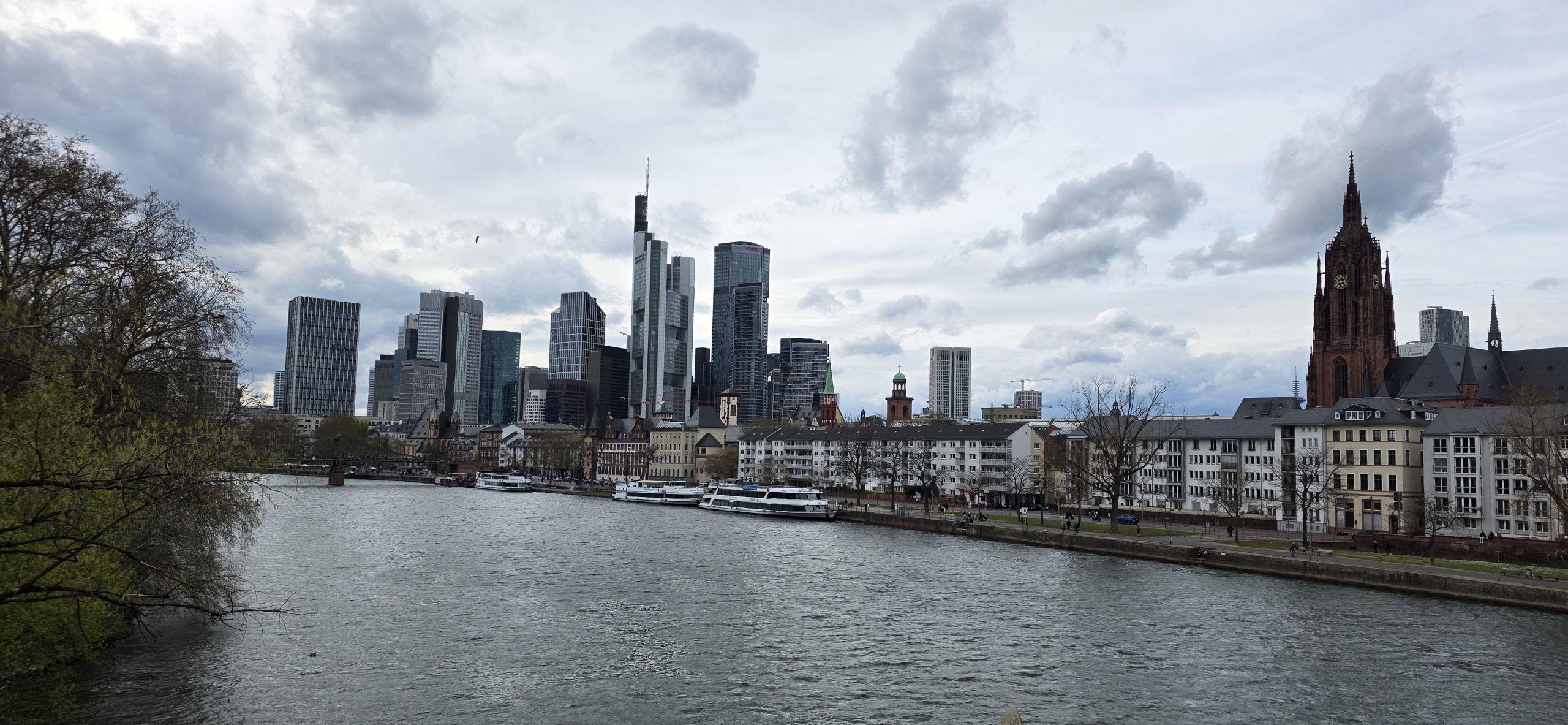 Rhein-Main Reise-Serie Skyline Frankfurt am Main am Abend