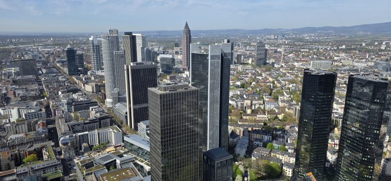 Moderne Hochhäuser der Frankfurter Skyline im Kontrast zur Altstadt