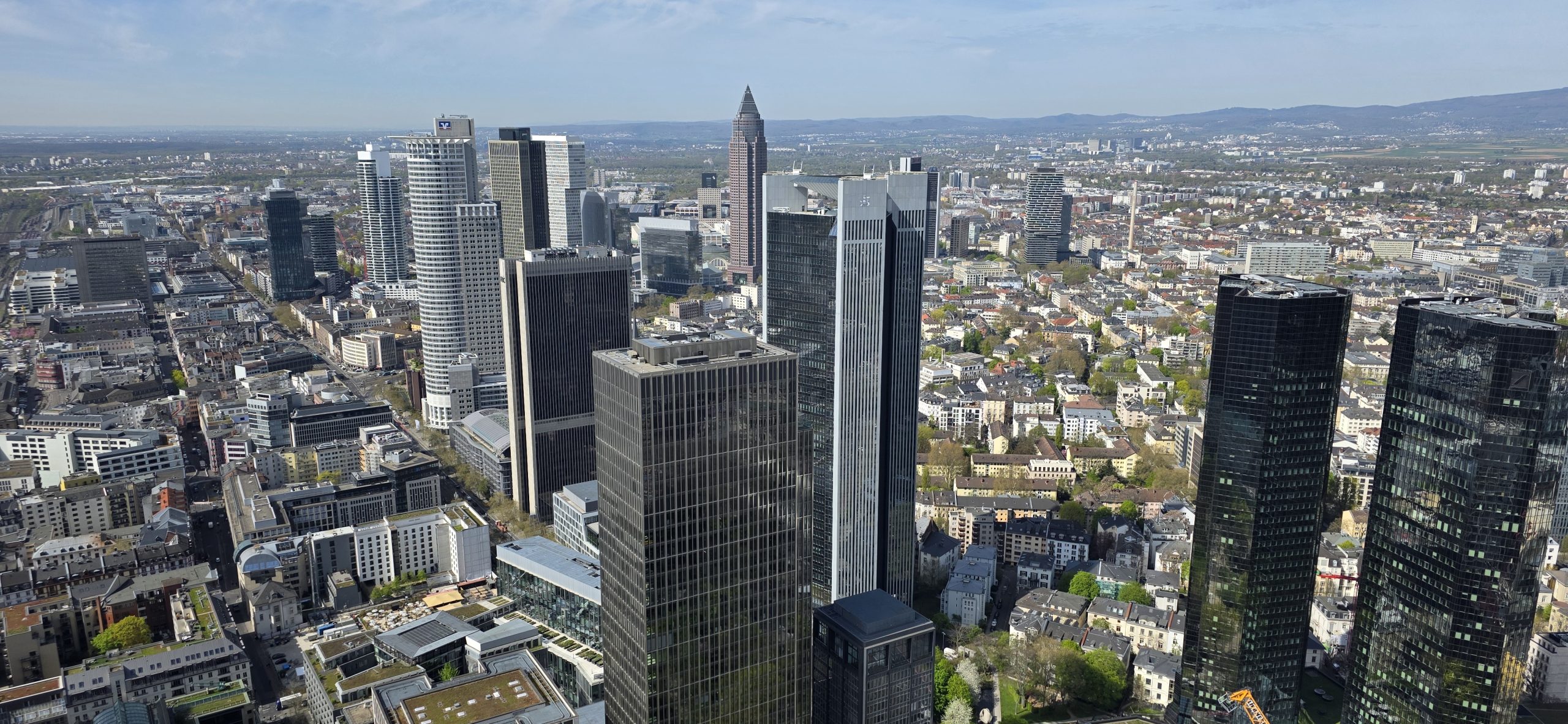Moderne Hochhäuser der Frankfurter Skyline im Kontrast zur Altstadt