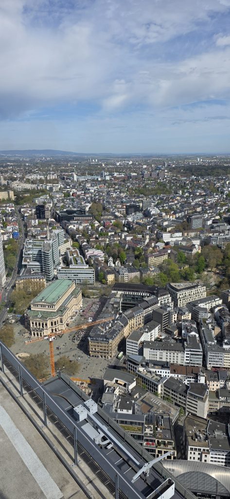 Maintower Frankfurt Aussicht über die Skyline der Stadt
