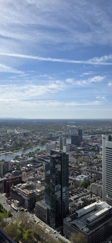 Maintower Frankfurt Aussicht über die Skyline der Stadt