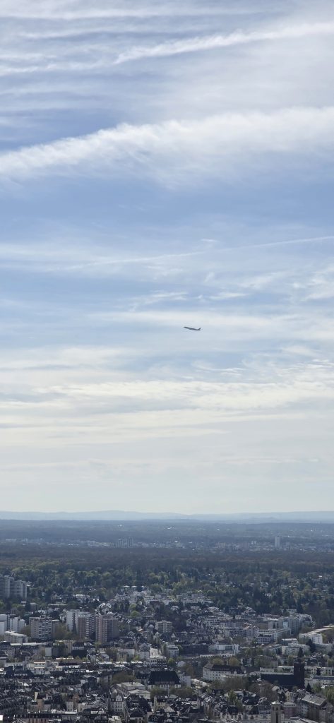 Flugzeuge am Frankfurter Flughafen aus der Ferne gesehen