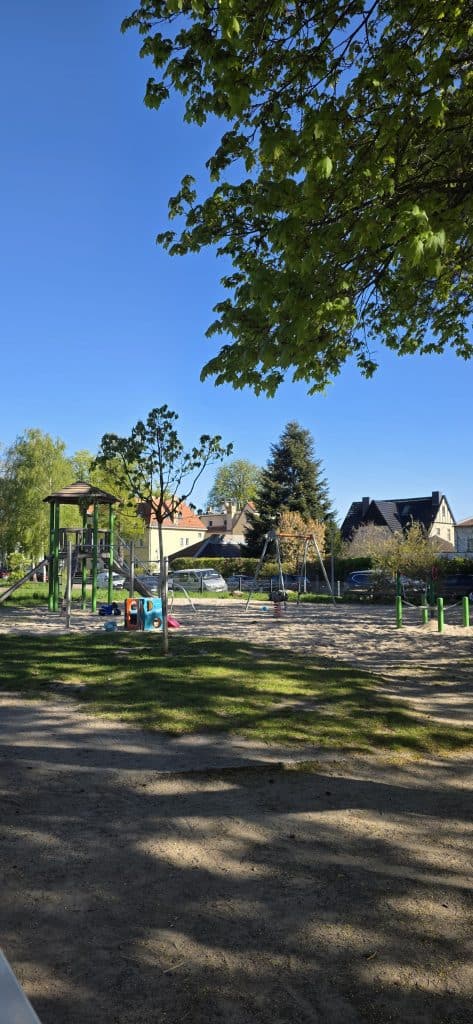 Ruhige Sitzbank mit Blick auf die Dahme im Grünauer Forst