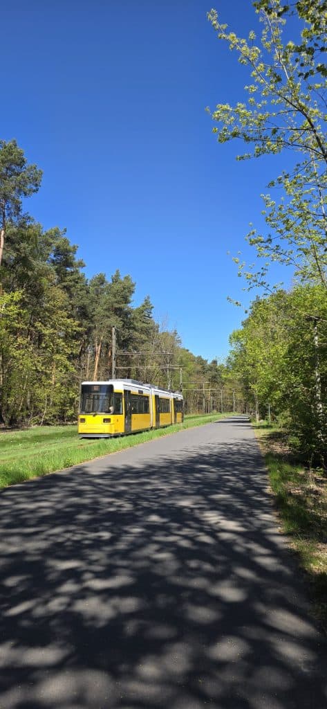 Straßenbahn Richtung Strandbad Grünau am Ufer der Dahme