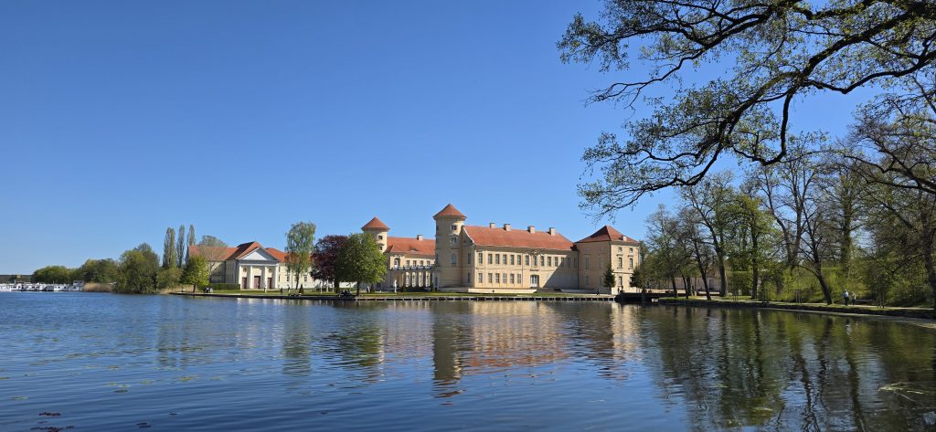 Naturausflug Berlin Brandenburg Rheinsberg Schlosspark Spaziergang am Wasser