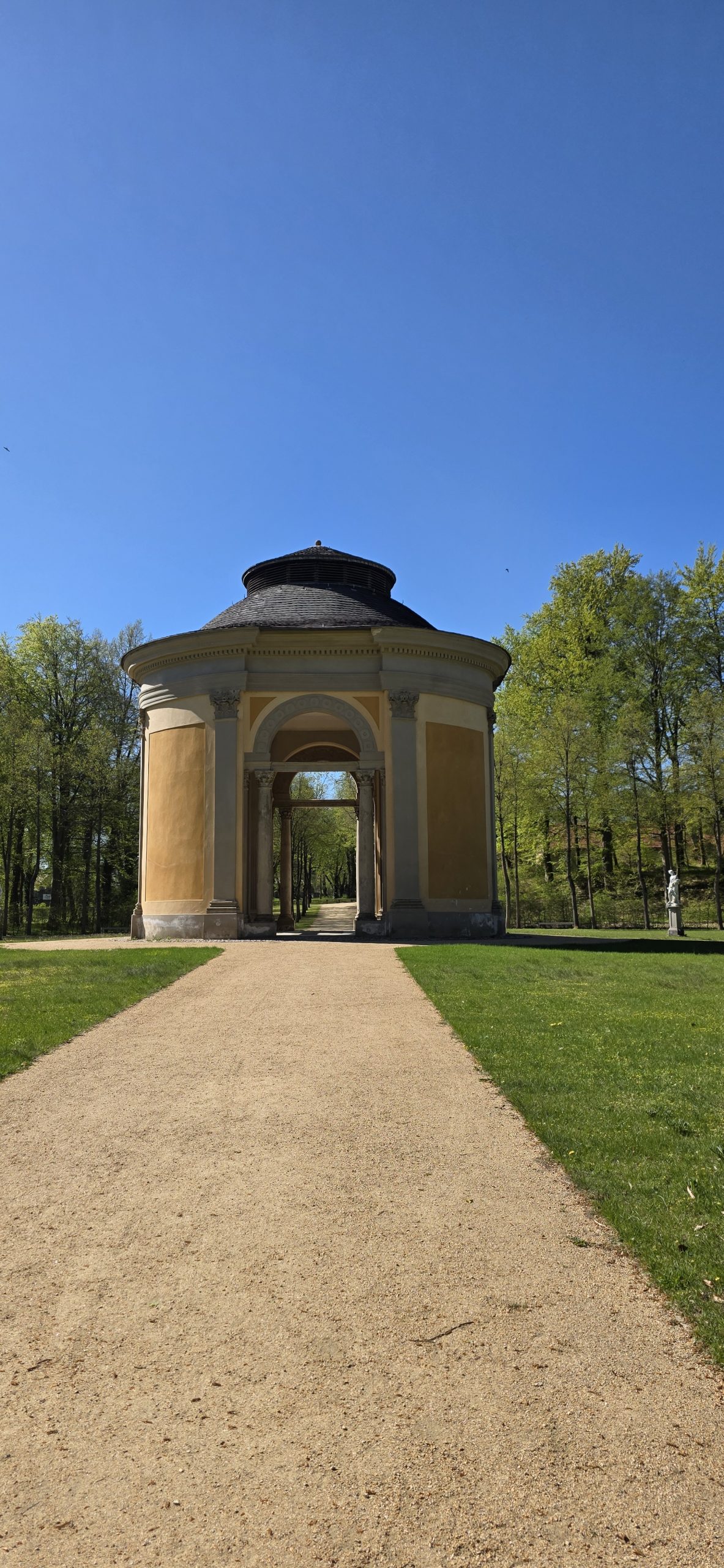 Rheinsberg Tagesausflug Schlosspark mit Wegen und Natur