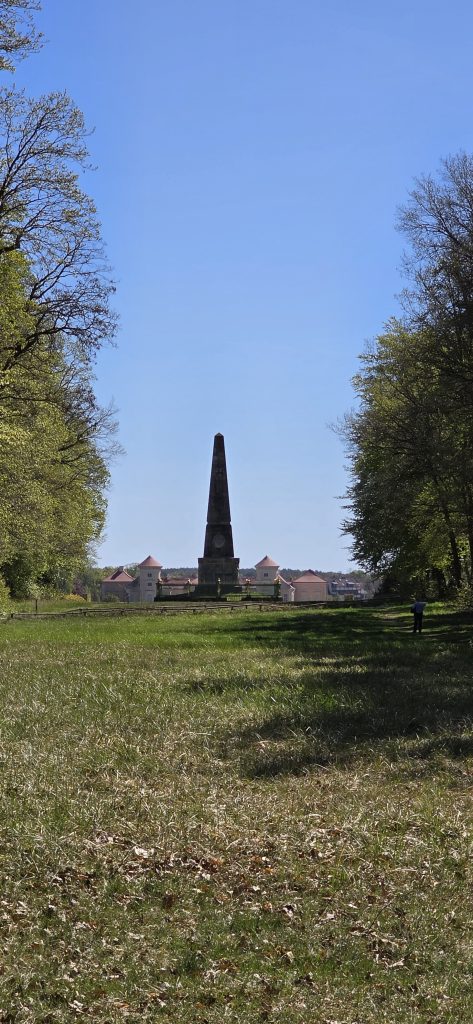 Rheinsberg Obelisk im Schlosspark