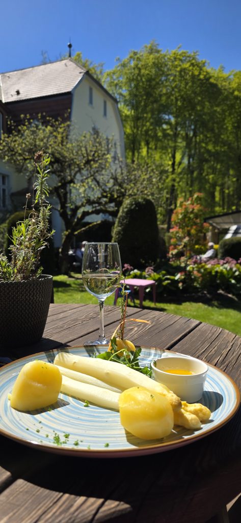 Restaurant am Wasser im Grünen