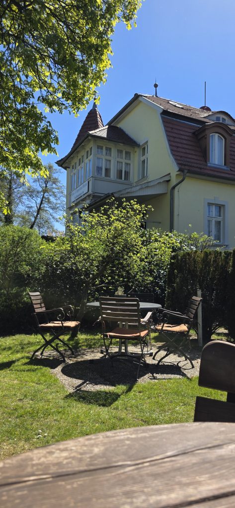 Restaurant am Wasser im Grünen