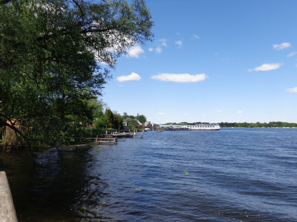Spaziergang entlang der Havel in Werder bei Sonnenschein