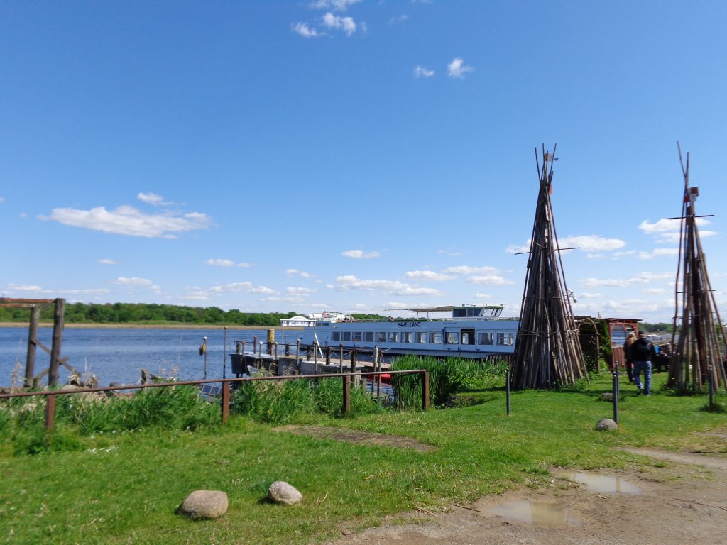 Spaziergang entlang der Havel in Werder bei Sonnenschein