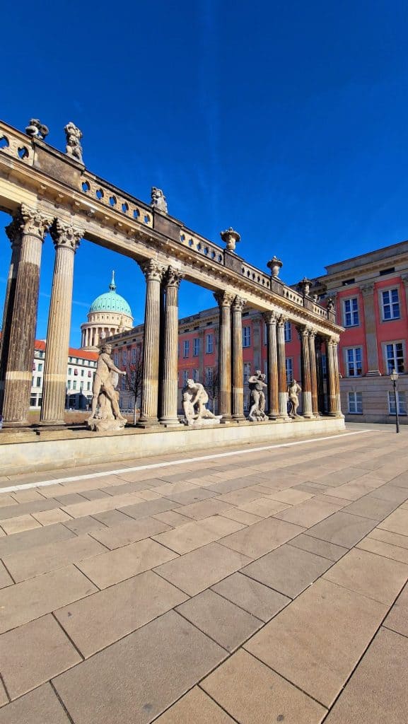 Innenstadt von Potsdam mit historischen Gebäuden und Straßen