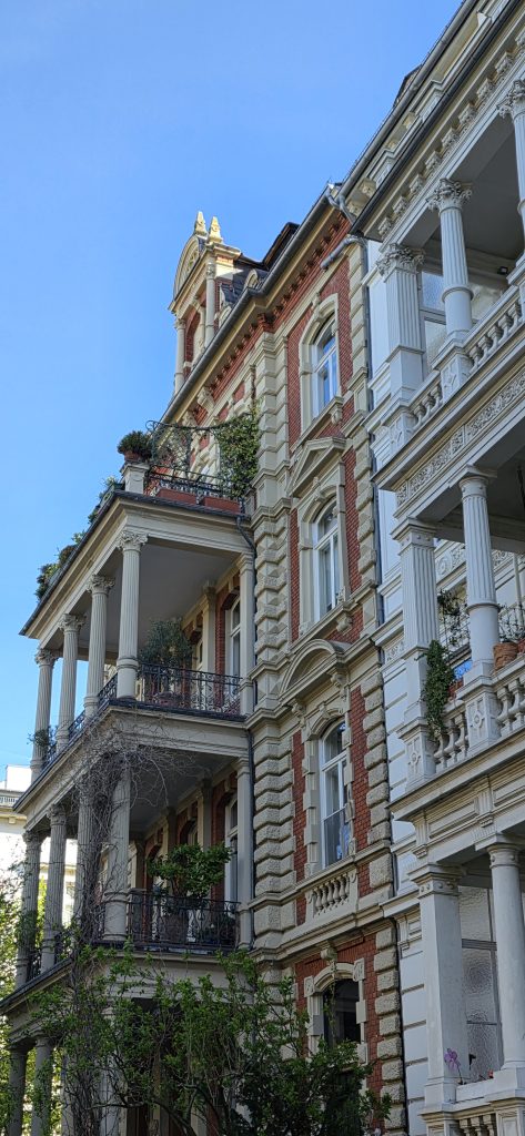Adolfsallee mit historischen Gebäuden