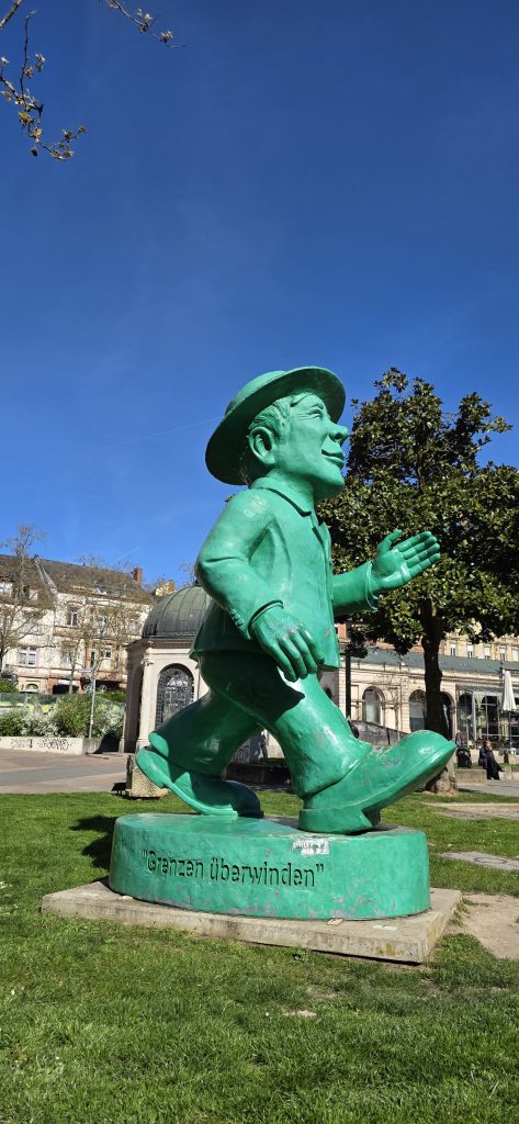 Adolfsallee mit historischen Gebäuden