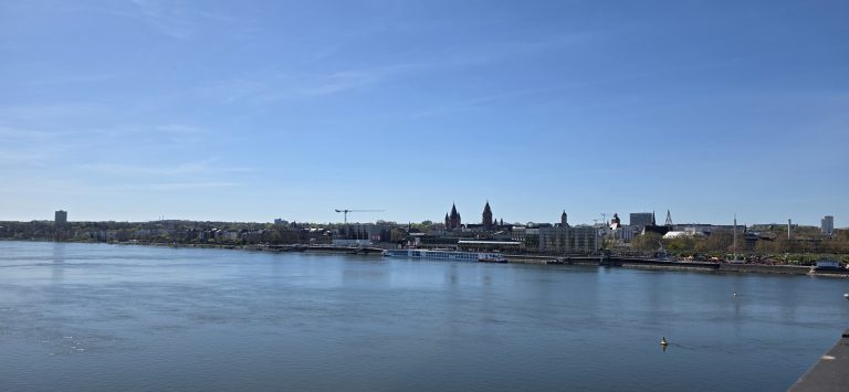 Blick über den Rhein auf Mainz von der Rheinbrücke