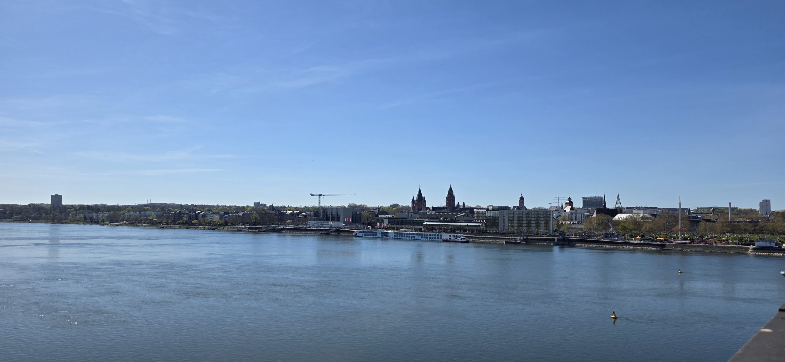 Blick über den Rhein auf Mainz von der Rheinbrücke