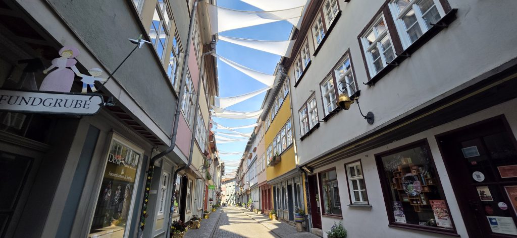 Historische Krämerbrücke in Erfurt mit Fachwerkhäusern