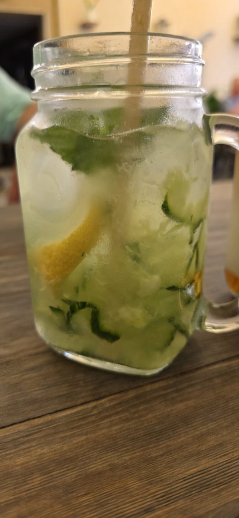 Veganes Frühstück und Gurken-Rosmarin-Limonade im Füchsen Erfurt
