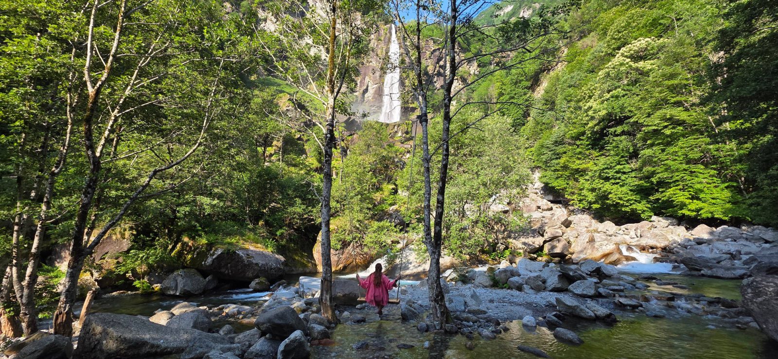 Nadine beim Schauckeln in den Alpen für den Reiseblog Europa Nadinswelt