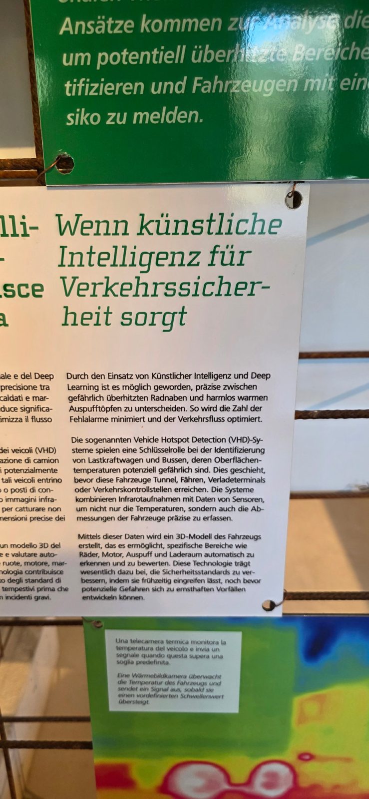 Die Idee hinter den helleren Tunnelwänden ist eigentlich sehr einfach: Je heller die Wände sind, desto besser wird das vorhandene Licht reflektiert. Wir hatten daraufhin während unserer weiteren Fahrt einmal bewusst darauf geachtet und tatsächlich war der Unterschied deutlich erkennbar. Ein Tunnel mit hellen beziehungsweise weißen Wänden wirkte im Vergleich zu einem Tunnel mit dunkleren, grauen Wänden deutlich heller. Natürlich können wir nicht beurteilen, wie viel Energie dadurch im Einzelfall eingespart wird, aber der Gedanke dahinter leuchtet uns absolut ein.
Besonders spannend fanden wir außerdem die Maßnahmen zur Erhöhung der Sicherheit. Wärmebildkameras sollen beispielsweise die Temperatur von Bremsen an Lastwagen kontrollieren können. Werden dabei zu heiß gelaufene Bremsen erkannt, kann der betreffende Lkw bereits vor der Einfahrt in den Tunnel gestoppt werden. Auf diese Weise sollen mögliche Brände verhindert werden, bevor ein Fahrzeug überhaupt in den Tunnel einfährt.
Gerade in langen Tunneln können Fahrzeugbrände schnell zu einer großen Gefahr werden. Deshalb fanden wir den Gedanken, mögliche Gefahren bereits vor der Einfahrt zu erkennen, besonders sinnvoll.
Wir fanden es schön, dass bei den geplanten Veränderungen verschiedene Aspekte miteinander verbunden werden. Hellere Tunnelwände, moderne LED-Beleuchtung und Photovoltaikanlagen sollen dabei helfen, Energie zu sparen, während Wärmebildkameras und weitere technische Maßnahmen gleichzeitig für mehr Sicherheit sorgen sollen. Während unserer weiteren Fahrt haben wir deshalb tatsächlich einmal bewusster auf die unterschiedlichen Tunnel geachtet und fanden es spannend, die Unterschiede zwischen älteren und moderneren Tunneln wahrzunehmen.